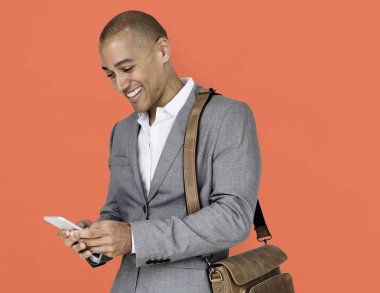 Akıllı telefon kullanan iş adamı