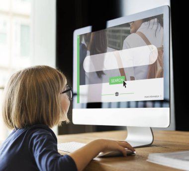 Bilgisayar kullanan kız