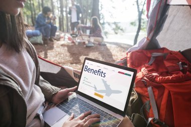 Dizüstü bilgisayar kullanan kadın