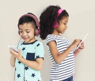 çocuklar dijital cihazlar kullanarak
