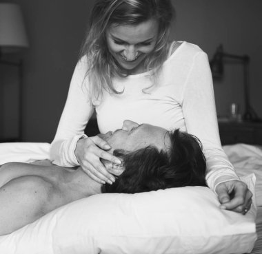 Çiftler kucaklaşıp gülümsüyor