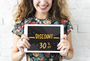 Dijital tablet tutan kadın