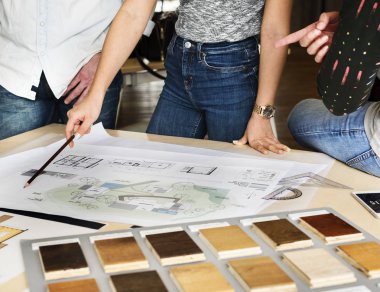 Takım tartışırken projesi