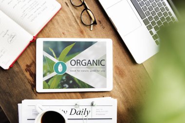 çalışma alanı üzerinde dijital tablet.