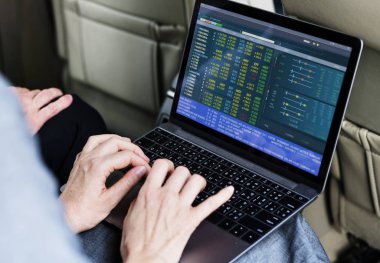 Dizüstü bilgisayar kullanan iş adamları