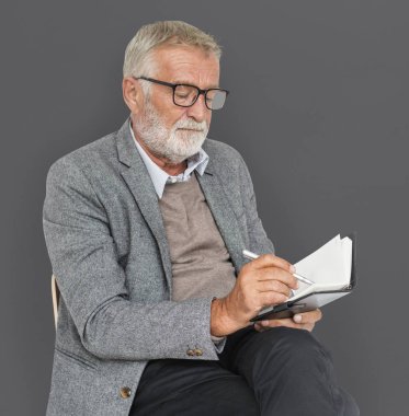 Defterde yazan iş adamı