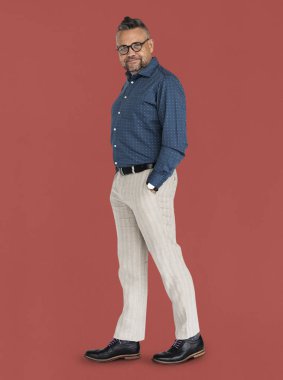 Beyaz adam neşeli poz