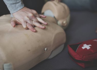 Cpr ilk yardım eğitimi sırasında insanlar