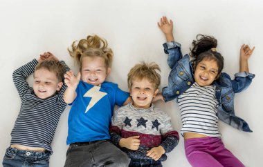 Küçük çocuk Studio poz