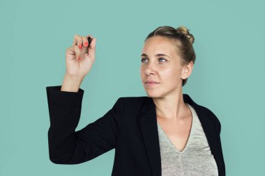 iş kadını kalemle yazma