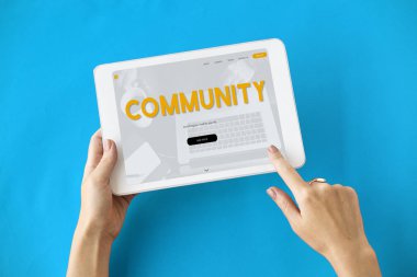 insan elinden tutarak dijital tablet