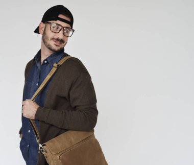 Tarafsız çantası tutan adam