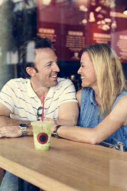 Oturan ve konuşan çift.