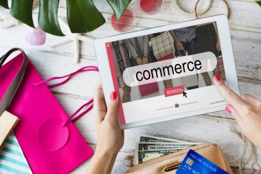 dijital tablet kullanan kadın