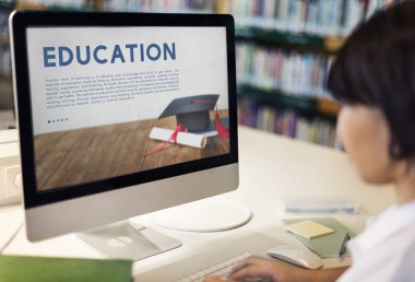 bilgisayarla çalışma öğrenci kız