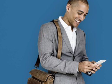 Akıllı telefon kullanan iş adamı