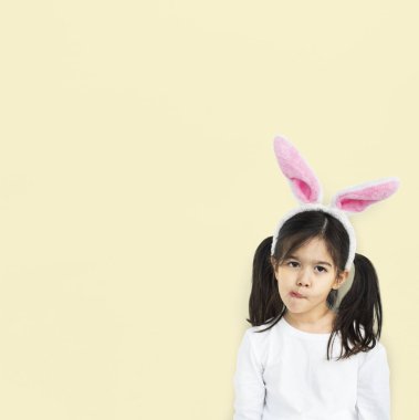 tavşan kulakları giyen kız