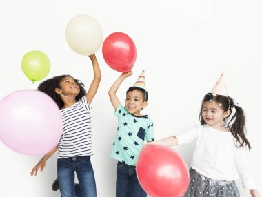  Çocuklar balonlarla oynuyor