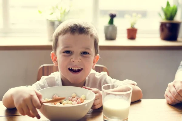 Niño pequeño con tazón de cereal —  Fotos de Stock