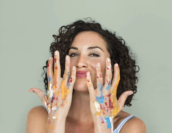 Artista mulher com as mãos pintadas — Fotografia de Stock