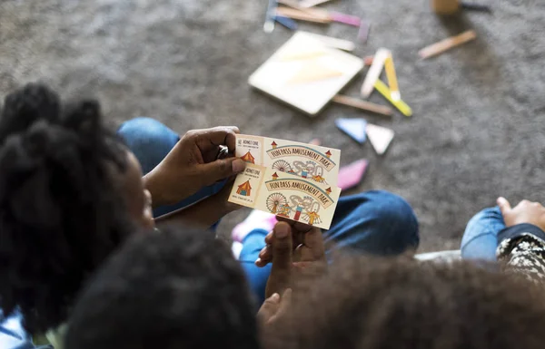 카드를 읽는 아이 들 — 스톡 사진