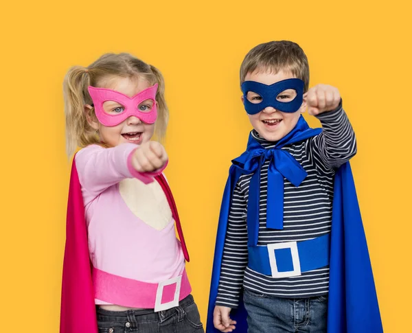 Kinderen in superhelden kostuums — Stockfoto