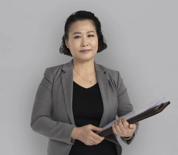 Азиатская деловая женщина в позитивном настроении — стоковое фото