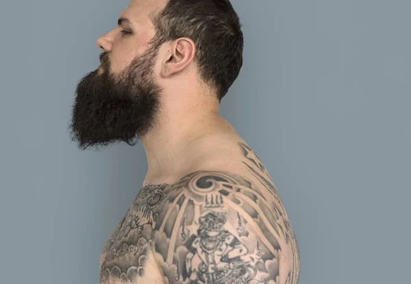 Człowiek z brodą i tatuaż — Zdjęcie stockowe