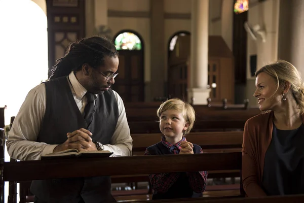 Menschen beten in der Kirche — Stockfoto