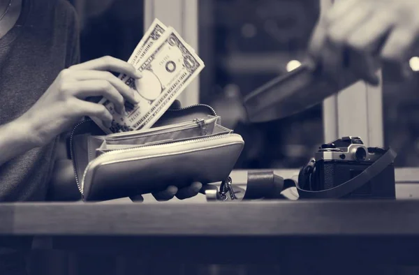 Femme payant comptant pour la facture — Photo
