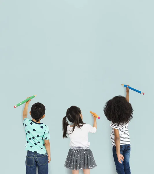 Niños dibujando con lápices —  Fotos de Stock