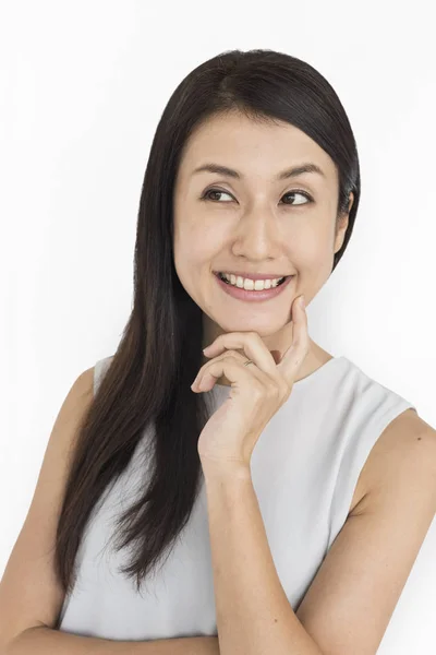Mujer asiática sosteniendo el dedo en la barbilla — Foto de Stock