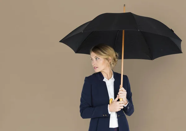 Joven mujer de negocios con paraguas — Foto de Stock