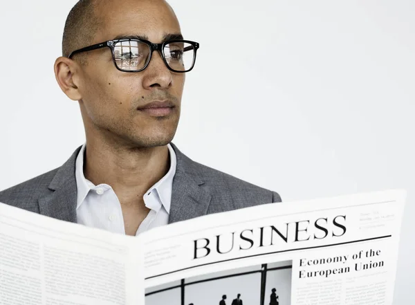 Homme d'affaires lisant le journal — Photo