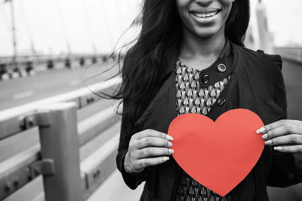 Africano donna tenendo cuore — Foto Stock