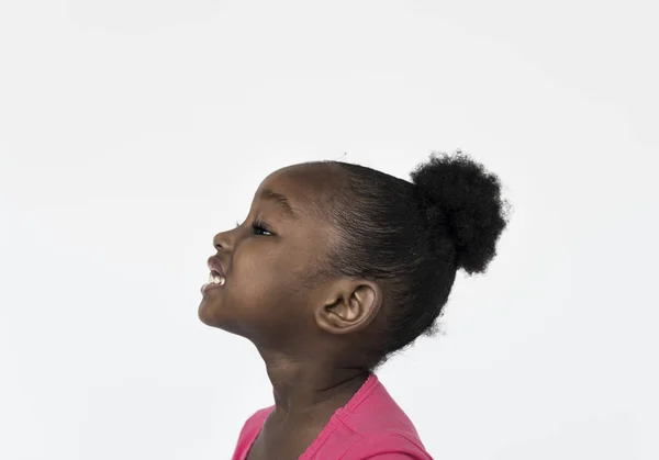 Маленькая африканская девочка улыбается — стоковое фото