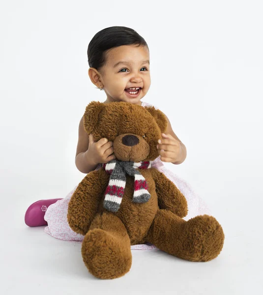 Lachende meisje met teddy bear — Stockfoto