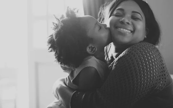 Feliz madre e hija —  Fotos de Stock