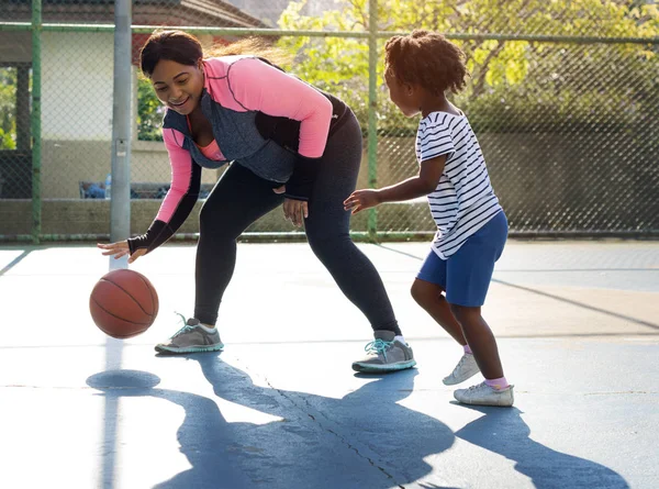 Moeder en dochter spelen basketbal — Stockfoto