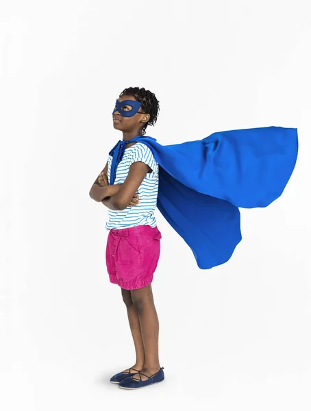 Afrikanisches Mädchen im Superheldenkostüm — Stockfoto