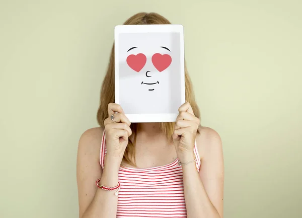 Mujer cubriendo la cara con tableta digital . —  Fotos de Stock