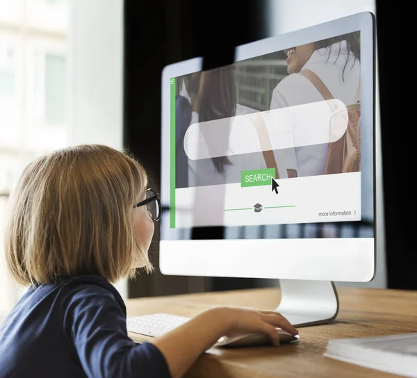 Bilgisayar kullanan kız