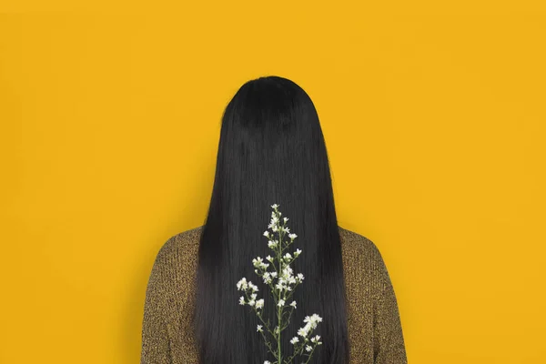 Žena s květinou ve vlasech — Stock fotografie