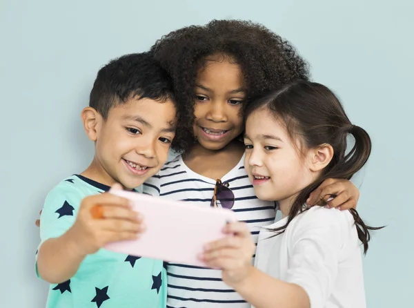 Niños usando smartphone — Foto de Stock