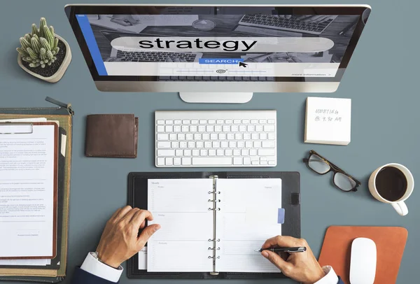 Businessman writing notes in diary — Stock Photo, Image