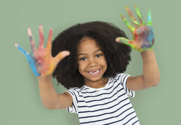 Menina mostrando as mãos em tinta — Fotografia de Stock