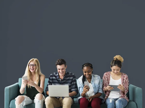 Studenten met behulp van digitale apparaten — Stockfoto