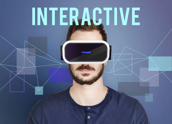 Hombre con auriculares de realidad virtual. — Foto de Stock