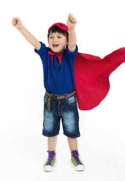 Kleiner Junge im Superheldenkostüm — Stockfoto