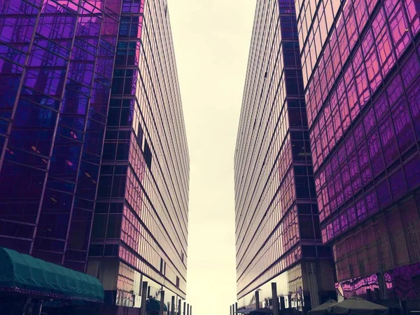 Zakelijke gebouwen in de stad — Stockfoto